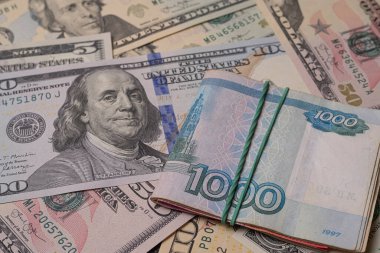 Rus rublesine karşı dolar, yakın plan banknotlar.