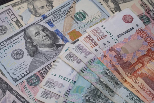 Російська Рубль Проти Нас Доларів Банкноти Закриті — стокове фото