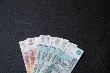 Rus rublesi nakit, siyah arka planda, 1000, 5000..