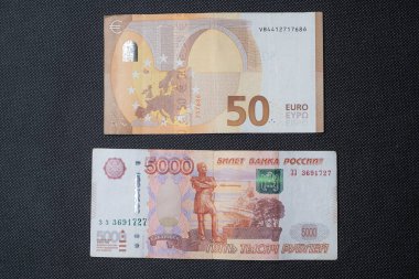 Siyah arka planda 50 euro ve 5000 ruble.