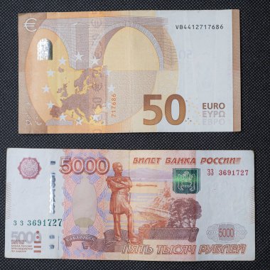 Siyah arka planda 50 euro ve 5000 ruble.
