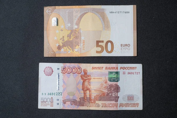 Siyah arka planda 50 euro ve 5000 ruble.