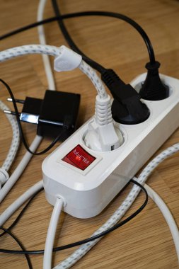 Elektrik prizi ve dalgalanma konseptiyle elektrik kullanan birçok elektrikli cihaz,