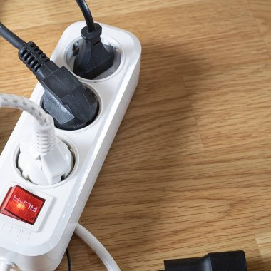 Elektrik prizi ve dalgalanma konseptiyle elektrik kullanan birçok elektrikli cihaz,