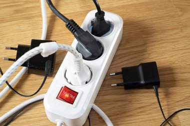 Elektrik prizi ve dalgalanma konseptiyle elektrik kullanan birçok elektrikli cihaz,