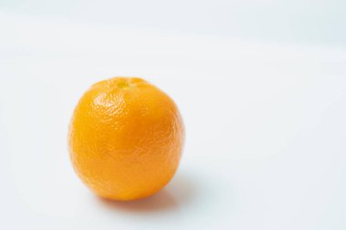 beyaz zemin üzerinde olgunlaşmış mandalina