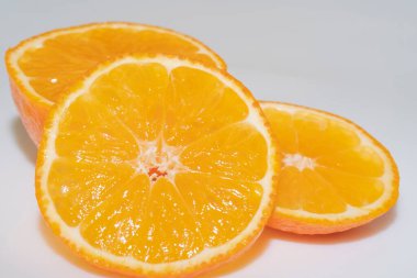 beyaz zemin üzerinde olgunlaşmış mandalina