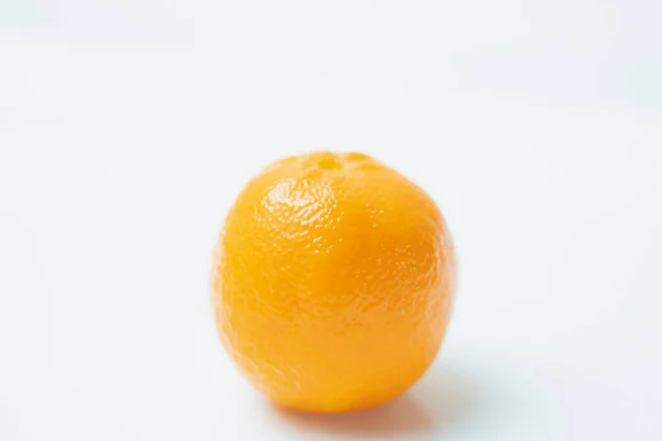 Mandarine Mûre Sur Fond Blanc — Photo