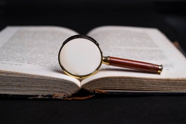 Siyah arkaplan üzerine eski bir kitap, makro fotoğraf