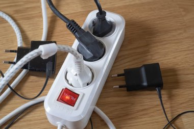 Elektrik prizi ve dalgalanma konseptiyle elektrik kullanan birçok elektrikli cihaz,