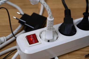 Elektrik prizi ve dalgalanma konseptiyle elektrik kullanan birçok elektrikli cihaz,