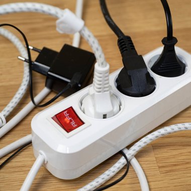 Elektrik prizi ve dalgalanma konseptiyle elektrik kullanan birçok elektrikli cihaz,