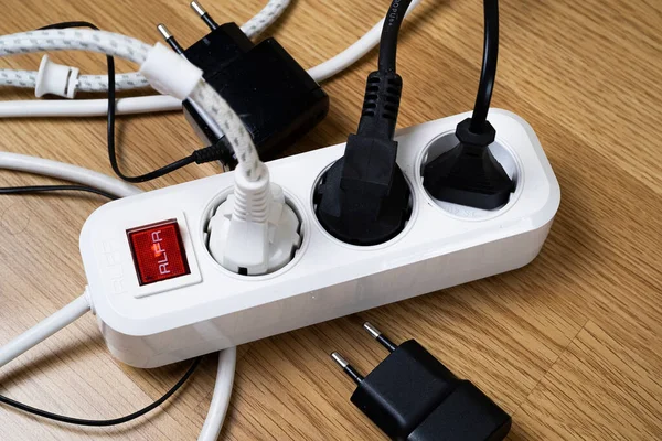 Muitos Dispositivos Elétricos Usando Eletricidade Através Plugue Elétrico Conceito Onda — Fotografia de Stock