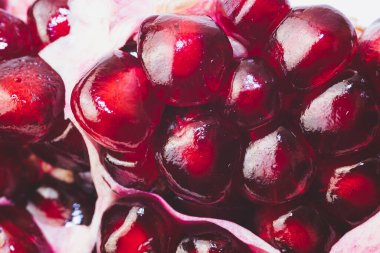 Sulu ve olgun nar kabuğu soyulmuş, taze tohumlar, beyaz arka planda izole edilmiş nar meyveleri.