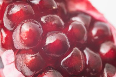 Sulu ve olgun nar kabuğu soyulmuş, taze tohumlar, beyaz arka planda izole edilmiş nar meyveleri.