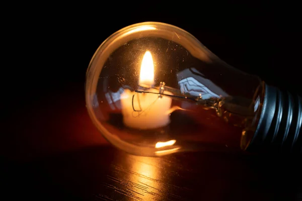 Glödlampa Och Ljus Svart Bakgrund Blackout — Stockfoto