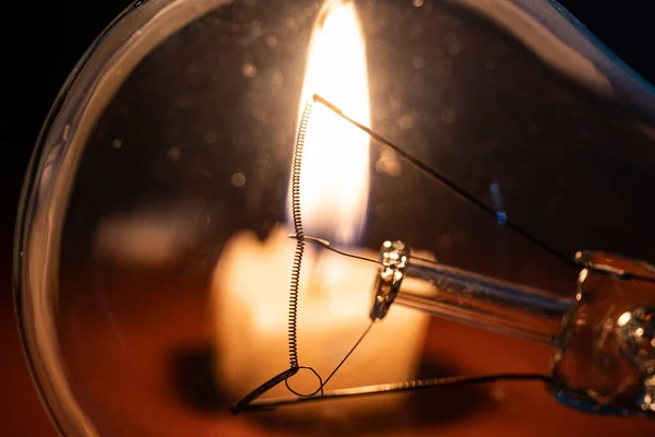 Лампочка Свеча Черном Фоне Затемнение — стоковое фото
