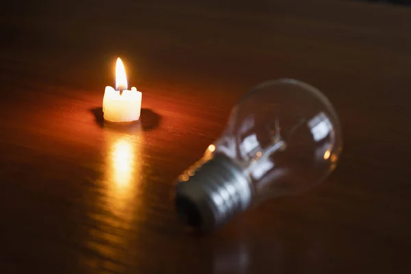 黑色背景上的灯泡和蜡烛 — 图库照片