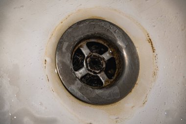 Çamur ve terazi banyodaki kanalizasyonda toplanıyor..