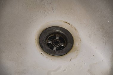 Çamur ve terazi banyodaki kanalizasyonda toplanıyor..