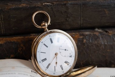 Altın bir cep saati altın bir kolyede 