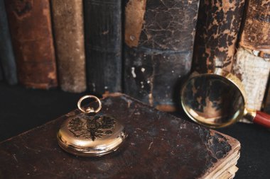 Altın bir cep saati altın bir kolyede 