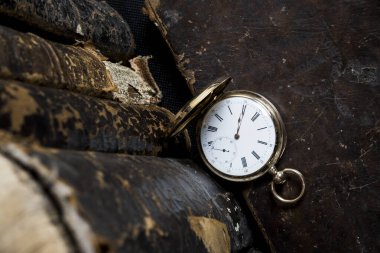 Altın bir cep saati altın bir kolyede 