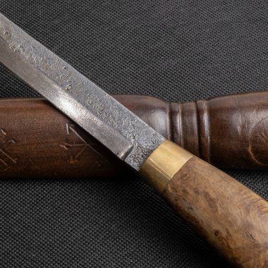 Şam çeliği desenli bir arka plan. Şam bıçak dokusunun makro görüntüsü. Orijinal desenli Şam çeliği. Şam çelik deseni.