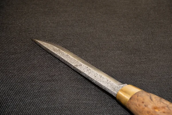 ダマスカス鋼のパターンを持つ背景 ダマスカスナイフのテクスチャのマクロショット オリジナルのパターンを持つダマスカス鋼 ダマスカス鋼のパターン — ストック写真