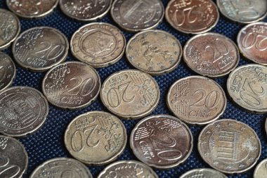 20 ve 50 sentlik siyah bir arkaplan üzerinde euro moyers. Avrupa 'da ekonomik kriz kavramı