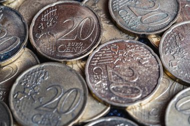 20 ve 50 sentlik siyah bir arkaplan üzerinde euro moyers. Avrupa 'da ekonomik kriz kavramı