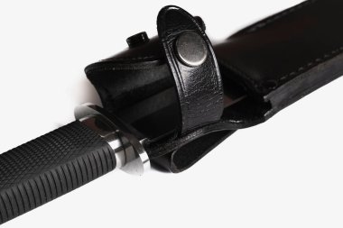 Beyaz arka planda izole edilmiş av bıçağı. Hatıra olarak saklanmış gümüş bir hançer, metal oymalı, beyaz bir arka planda. Bıçak, paslanmaz çelik bıçak..