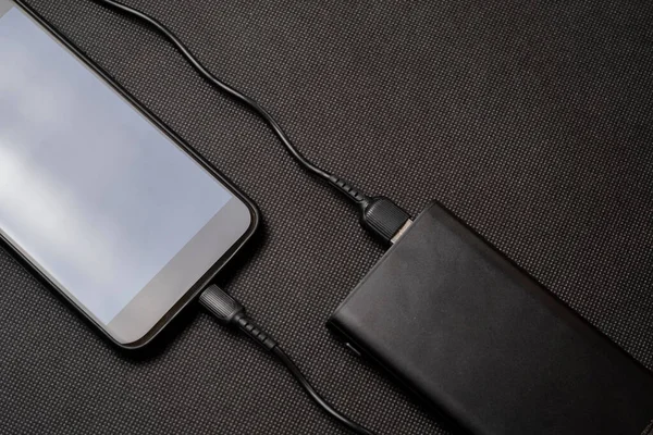 充電パワーバンク 充電器携帯電話やスマートフォンのバッテリーのための白いUsbケーブルとポータブルパワーバンク 最先端のテクノロジーコンセプト — ストック写真