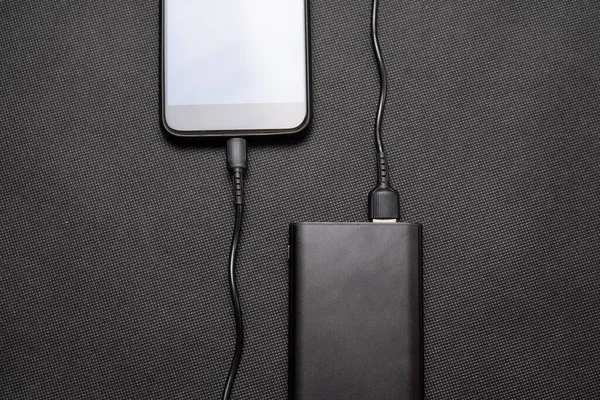 充電パワーバンク 充電器携帯電話やスマートフォンのバッテリーのための白いUsbケーブルとポータブルパワーバンク 最先端のテクノロジーコンセプト — ストック写真