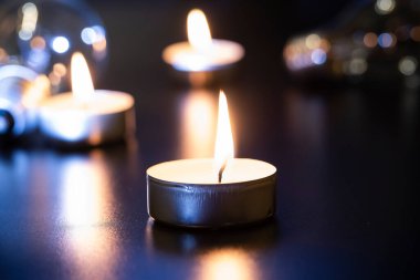 Arka planda elektrik lambası ve mum var. Parlayan lamba ve mum. Elektrik kesintisi yok. Yüksek elektrik fiyatları. Elektrik tasarrufu.