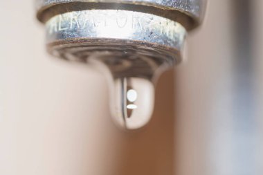 Musluk ve su damlaları yakın çekim