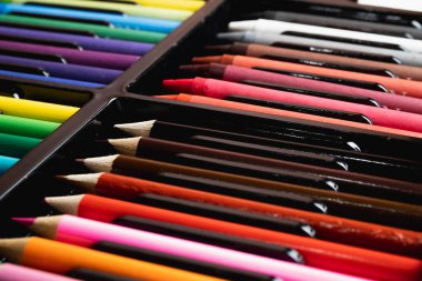 Çocukların çizim kalemleri, çocukların yaratıcılığı için bir set..