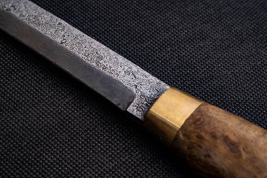 Siyah fpn üzerinde Şam çelik bıçakları. Japon bıçağıyla mutfak gereçleri. Japon Şam çelik bıçakları seti. Pankart.