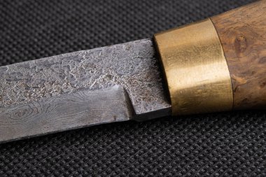 Siyah fpn üzerinde Şam çelik bıçakları. Japon bıçağıyla mutfak gereçleri. Japon Şam çelik bıçakları seti. Pankart.