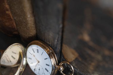 Altın bir cep saati altın bir kolyede 