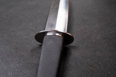 Siyah arka planda el yapımı avcı bıçağı. Deri kınalı el yapımı. Yüksek karbonlu çelik.