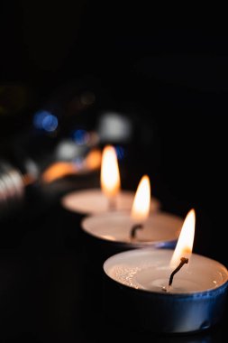 Arka planda elektrik lambası ve mum var. Parlayan lamba ve mum. Elektrik kesintisi yok. Yüksek elektrik fiyatları. Elektrik tasarrufu.