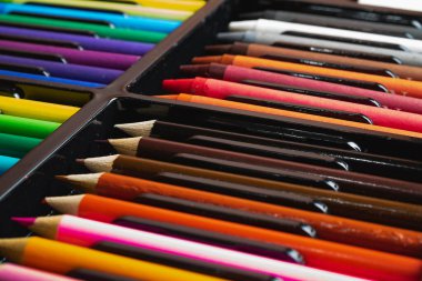 Çocukların çizim kalemleri, çocukların yaratıcılığı için bir set. Keçeli kalemler, bir çocuk için neşeli bir eğlence.