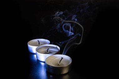 Arka planda yanan bir çok mumun alevi