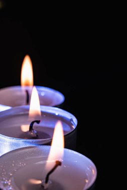 Arka planda yanan bir çok mumun alevi