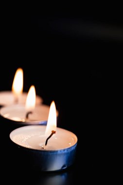 Arka planda yanan bir çok mumun alevi