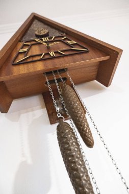 Klasik guguklu saat. Beyaz duvarda geleneksel guguklu saat.