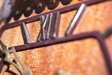 Klasik guguklu saat. Beyaz duvarda geleneksel guguklu saat.