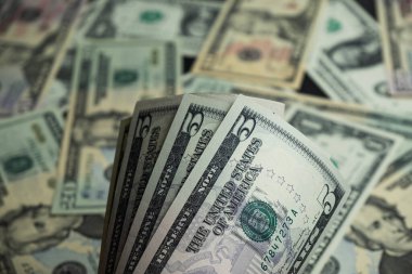 5 Amerikan Doları banknotları, 5 dolarlık banknotlar, en üst mertebedeki Abraham Lincoln banknotları.