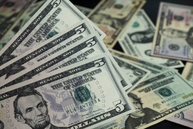 5 Amerikan Doları banknotları, 5 dolarlık banknotlar, en üst mertebedeki Abraham Lincoln banknotları.